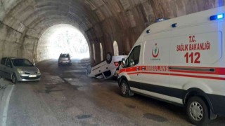 Tuncelide iki otomobil tünelde çarpıştı: 4 yaralı