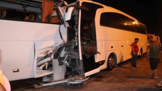 Tur otobüsü yolcu otobüsüne arkadan çarptı: 2si ağır 25 yaralı