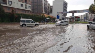 Turgutluda sağanak yağış yolları göle çevirdi