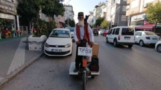 Turizm elçisi yaşlı adam ve köpeği, turistlerin ilgi odağı