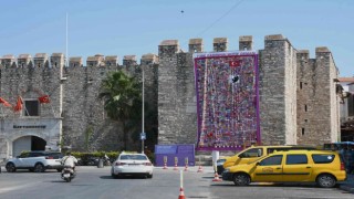 Türk kadınlarının motifleri tarihi kervansarayın duvarını süsledi