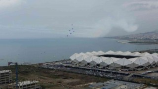 Türk Yıldızlarının Trabzon semalarındaki gösteri uçuşu nefes kesti