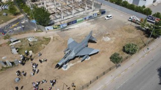 Türkiyede ilk kez karadan yürütülen F4 savaş uçağı Bilim Merkezine yerleştirildi