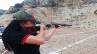 Turnuvada kadın sporcular attığını vurdu
