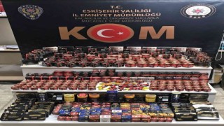 Tütün mamulleriyle birlikte binlerce cinsel içerikli ürün ele geçirildi