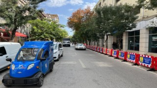 Üç şeritli caddede trafik tek şeritten akıyor
