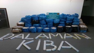 Uçaktaki 49 yolcunun anlaşarak sokmaya çalıştığı 75 bin paket elektronik sigara kartuşu yakalandı