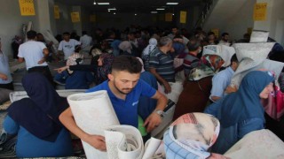 Ucuz halı almak isteyen vatandaşlar birbiriyle yarıştı, kapıda kuyruklar oluştu