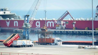Ukraynadan gelen gemideki 3 bin 50 ton buğday kamyonlara aktarılıyor
