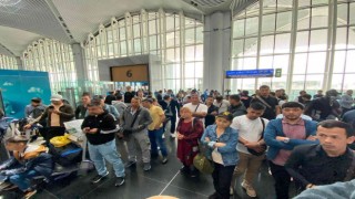 Ülkelerine gidemeyen Türkmen vatandaşları Havalimanında bekliyor