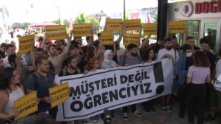 Ümraniyede Doğuş Üniversitesinin öğrencileri öğrenim ücretlerine yapılan zammı protesto etti