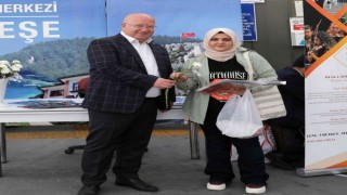 Üniversite öğrencilerine Başkan Gümüşten karanfilli karşılama
