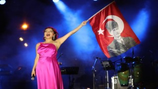 Ünlü şarkıcı Göksel Kocaelilileri coşturdu