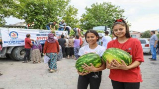 Üreticinin elinde kalan karpuzlar belediye tarafından halka dağıtıldı