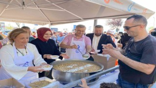 Üsküdarda binlerce kişiye aşure ikram edildi