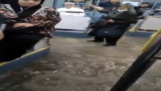 Üsküdarda İETT otobüsünü sel bastı, yolcular panikle kaçıştı