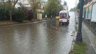 Üsküdarda yollar göle döndü: 1 araç mahsur kaldı, yolcu fenalaştı