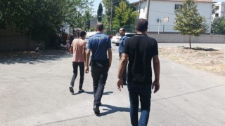 Üzerine benzin dökerek kendini yakmak istedi