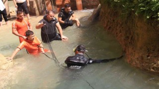 Vadideki suyun altında kayaya sıkışıp ölen çocuğu kurtarma çalışması sürüyor