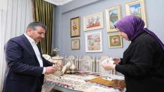 Vali Atay, işleme sanatkarı Dilberin ürünlerini inceledi