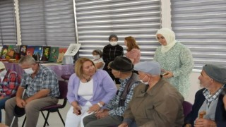 Vali Ergünün eşi, Uşaklı yaşlılara aşure ikram etti