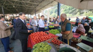 Vali pazara indi, pazarcı esnafına aşure dağıttı