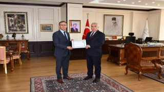 Vali Yıldırımdan Kaymakam Sarılıya başarı belgesi