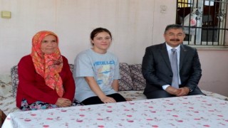 Vali Yılmaz, konuk olduğu ailelerin sorun ve taleplerini dinliyor
