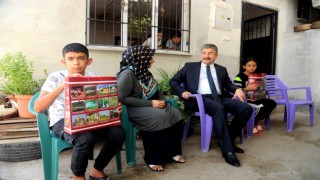Vali Yılmaz, konuk olduğu ailelerin sorun ve taleplerini dinliyor