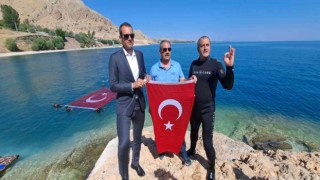 Van Gölünde dev Türk bayrağı açıldı
