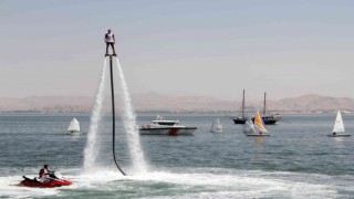 Van Gölünde renkli görüntüler: Flyboard gösterisi nefes kesti