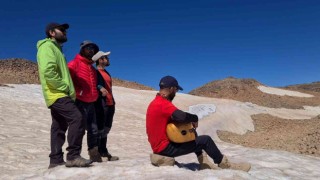 Vanlı dağcılar Süphan Dağı zirvesinde saz çalıp türkü söyledi