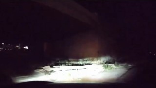 Viraja hızlı giren otomobil köprü duvarına çarptı