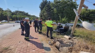 Virajı alamayan otomobil elektrik direğini yerinden söktü