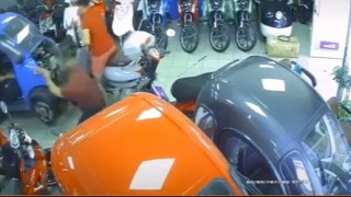 Viteste unutulan motosiklet, mağazada böyle harekete geçti