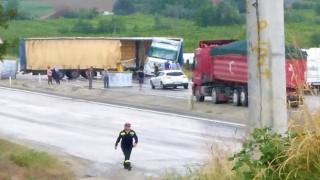 Yağış nedeniyle kontrolden çıkan tır trafiği kilitledi