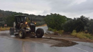 Yağıştan kapanan yolu Gemlik Belediyesi açtı