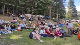 Yamaç paraşütçüsü festivalde piknikçilerin arasına inince yürekler ağza geldi