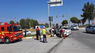 Yan yatan otomobildeki 3 kişi yaralandı