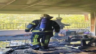Yanan ev kullanılmaz hale geldi