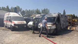 Yaşı küçük çocuklar iki ambulansı yaktı