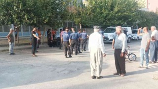 Yaşlı adam sokak ortasında bıçaklandı