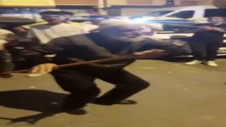 Yaşlı adamdan gençlere taş çıkartan bastonlu dans şov