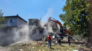 Yenicede afetten zarar gören 8 evin daha yıkım işlemleri başladı