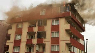 Yıldırımın düştüğü çatı katı alevlere teslim oldu