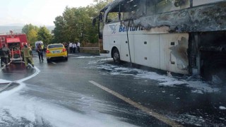 Yolcu otobüsü alev alev yandı; karayolu ulaşıma kapandı