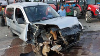 Yoldan çıkan araç galeri önündeki traktörlere çarptı: 3 yaralı