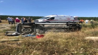 Yoldan çıkan hafif ticari araç şarampole devrildi: 3 yaralı