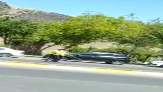 Yolunu bulamayan görme engelli vatandaşa polisten yardım eli