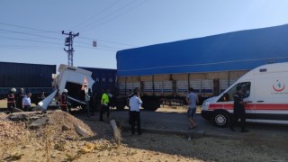 Yük treni ile tır çarpıştı:1 yaralı